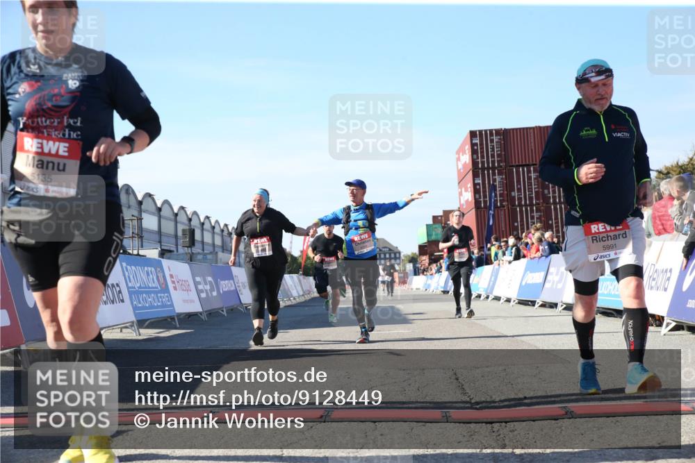 03.10.2025 - Köhlbrandbrückenlauf Jannik Wohlers http://msf.ph/oto/9128449 03.10.2025 13:39:31 Ziel 4621, 4789, 5135, 5176, 5444, 5741, 5745, 5991, 5998, 6259, 6560 meine-sportfotos.de