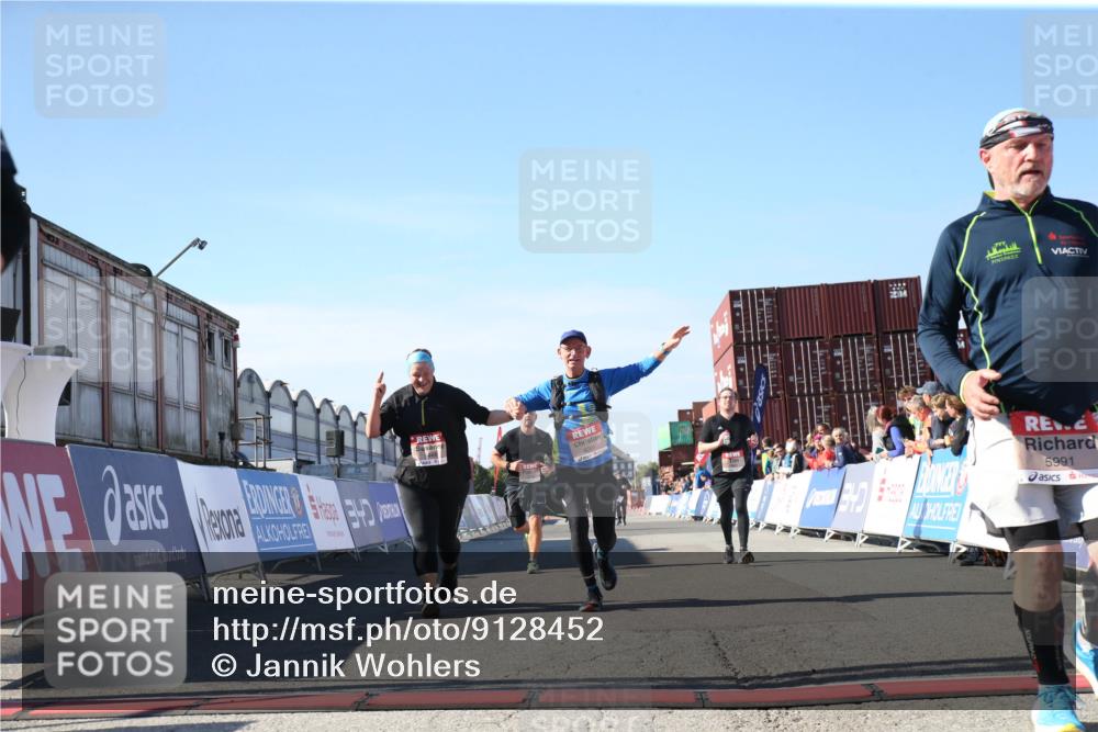 03.10.2025 - Köhlbrandbrückenlauf Jannik Wohlers http://msf.ph/oto/9128452 03.10.2025 13:39:32 Ziel 4621, 5135, 5176, 5444, 5741, 5745, 5991, 5998, 6259, 6560 meine-sportfotos.de