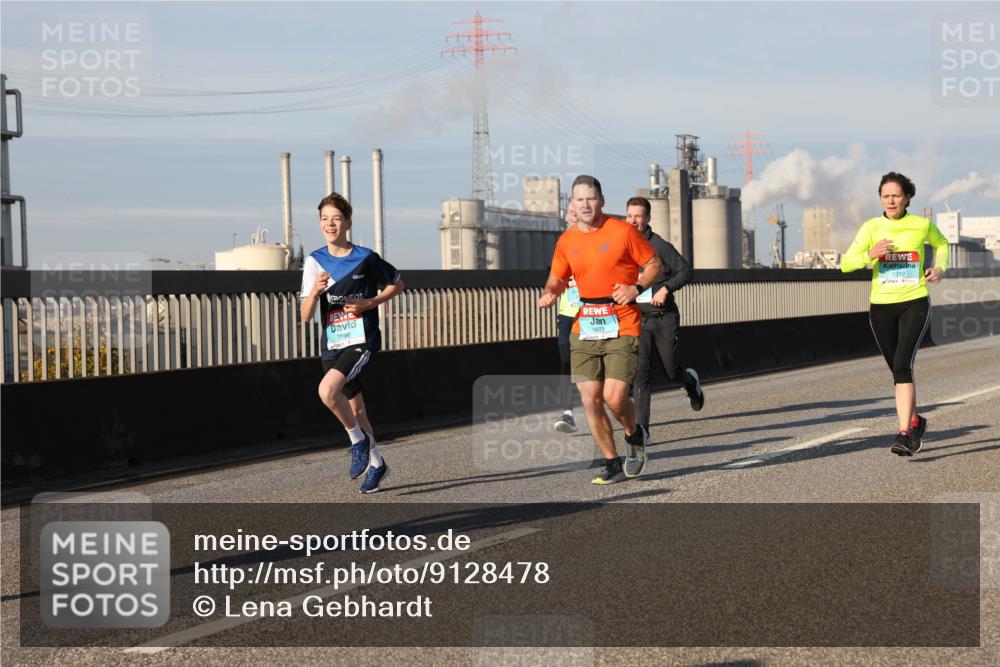 03.10.2025 - Köhlbrandbrückenlauf Lena Gebhardt http://msf.ph/oto/9128478 03.10.2025 09:48:18 Position 2 3196, 1622, 1312 meine-sportfotos.de