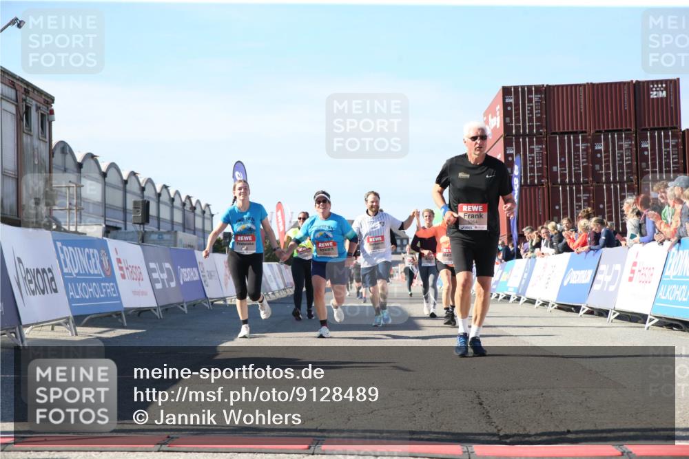 03.10.2025 - Köhlbrandbrückenlauf Jannik Wohlers http://msf.ph/oto/9128489 03.10.2025 13:39:50 Ziel 5264, 5484, 5508, 5565, 5566, 6399, 6400, 6401, 6403 meine-sportfotos.de