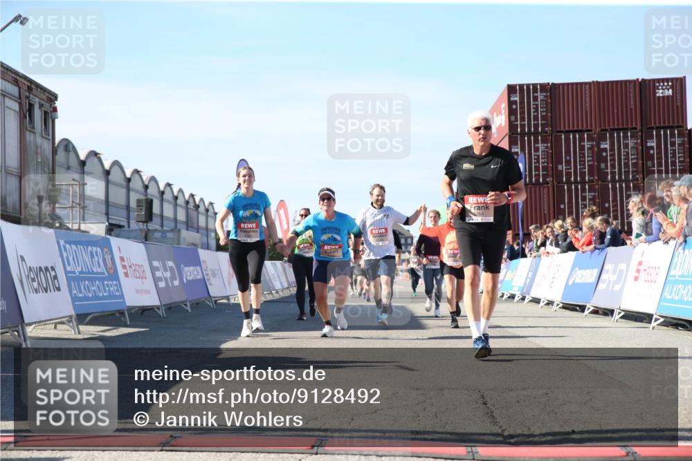 03.10.2025 - Köhlbrandbrückenlauf Jannik Wohlers http://msf.ph/oto/9128492 03.10.2025 13:39:50 Ziel 5264, 5484, 5508, 5565, 5566, 6399, 6400, 6401, 6403 meine-sportfotos.de