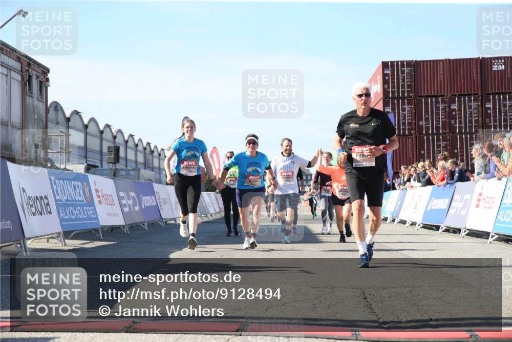 03.10.2025 - Köhlbrandbrückenlauf Jannik Wohlers http://msf.ph/oto/9128494 03.10.2025 13:39:50 Ziel 5264, 5484, 5508, 5565, 5566, 6399, 6400, 6401, 6403 meine-sportfotos.de