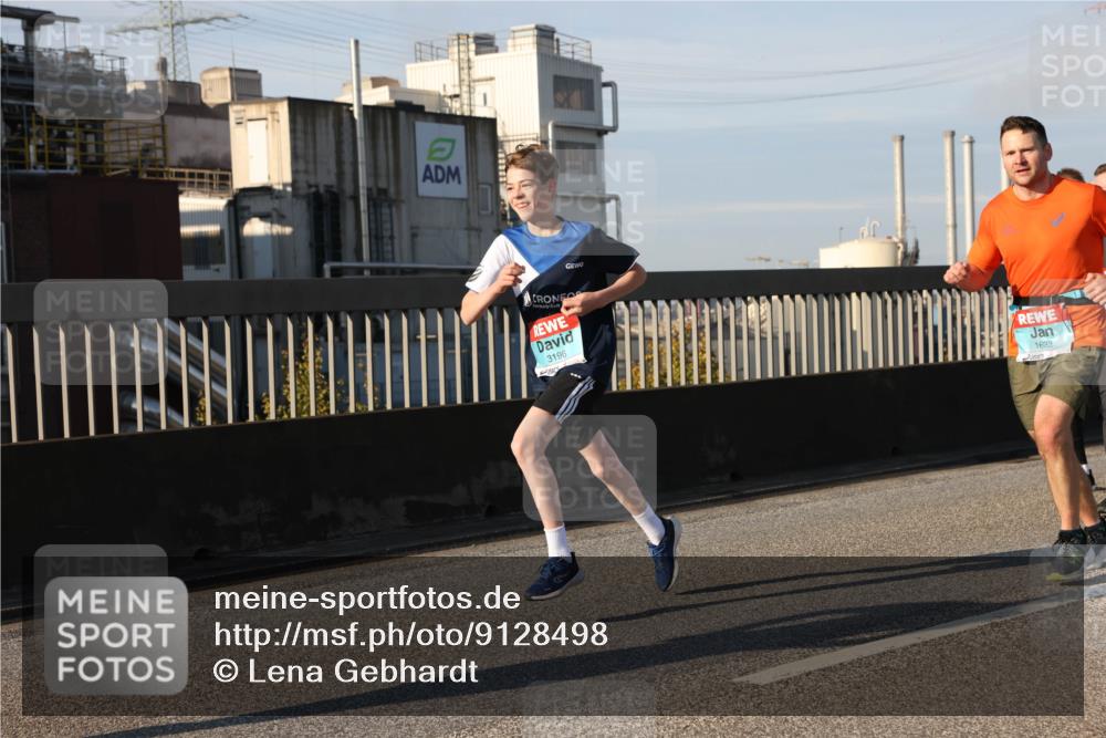 03.10.2025 - Köhlbrandbrückenlauf Lena Gebhardt http://msf.ph/oto/9128498 03.10.2025 09:48:18 Position 2 3196, 1622 meine-sportfotos.de
