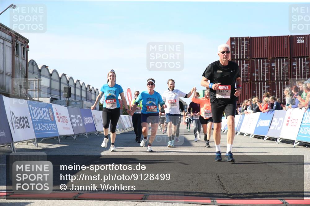 03.10.2025 - Köhlbrandbrückenlauf Jannik Wohlers http://msf.ph/oto/9128499 03.10.2025 13:39:51 Ziel 5264, 5484, 5487, 5508, 5565, 5566, 6399, 6400, 6401, 6403 meine-sportfotos.de