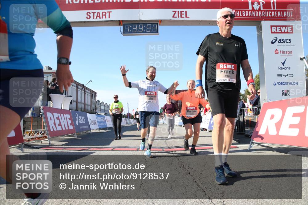 03.10.2025 - Köhlbrandbrückenlauf Jannik Wohlers http://msf.ph/oto/9128537 03.10.2025 13:39:55 Ziel 5264, 5484, 5487, 5508, 5565, 5566, 5831, 5832, 5835, 6399, 6400, 6401, 6403, 6522 meine-sportfotos.de