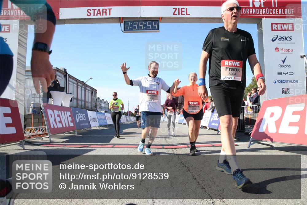 03.10.2025 - Köhlbrandbrückenlauf Jannik Wohlers http://msf.ph/oto/9128539 03.10.2025 13:39:55 Ziel 5264, 5484, 5487, 5508, 5565, 5566, 5831, 5832, 5835, 6399, 6400, 6401, 6403, 6522 meine-sportfotos.de