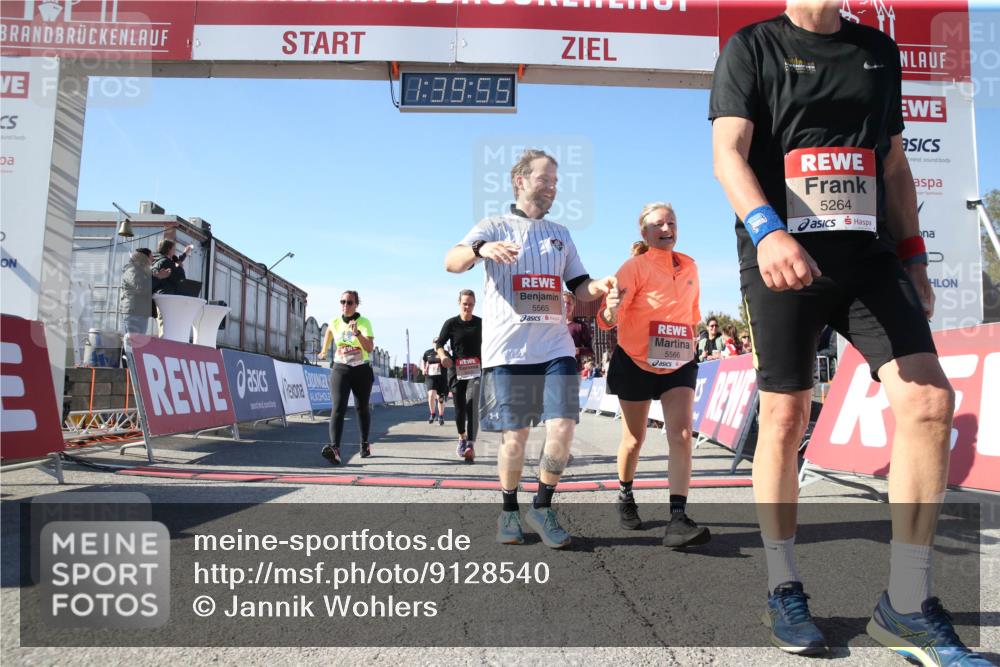 03.10.2025 - Köhlbrandbrückenlauf Jannik Wohlers http://msf.ph/oto/9128540 03.10.2025 13:39:55 Ziel 5264, 5484, 5487, 5508, 5565, 5566, 5831, 5832, 5835, 6399, 6400, 6401, 6403, 6522 meine-sportfotos.de
