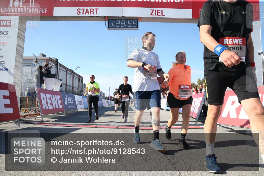03.10.2025 - Köhlbrandbrückenlauf Jannik Wohlers http://msf.ph/oto/9128543 03.10.2025 13:39:55 Ziel 5264, 5484, 5487, 5508, 5565, 5566, 5831, 5832, 5835, 6399, 6400, 6401, 6403, 6522 meine-sportfotos.de