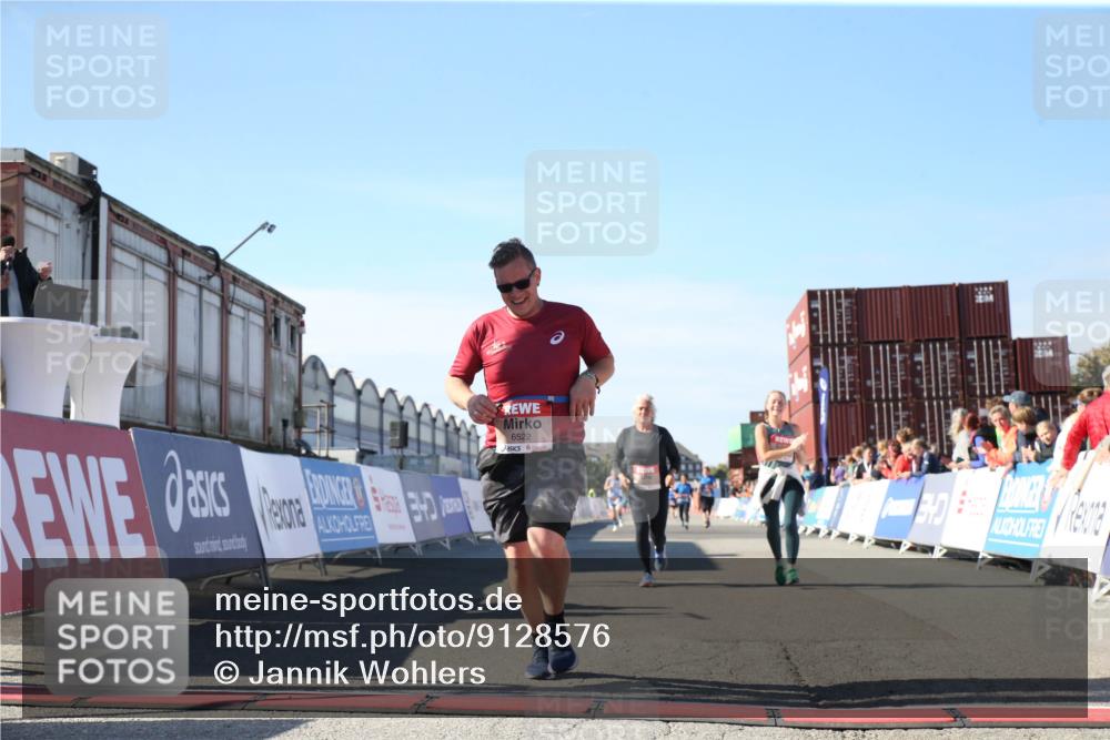 03.10.2025 - Köhlbrandbrückenlauf Jannik Wohlers http://msf.ph/oto/9128576 03.10.2025 13:40:00 Ziel 5264, 5484, 5487, 5565, 5566, 5831, 5832, 5835, 6399, 6400, 6401, 6403, 6522 meine-sportfotos.de