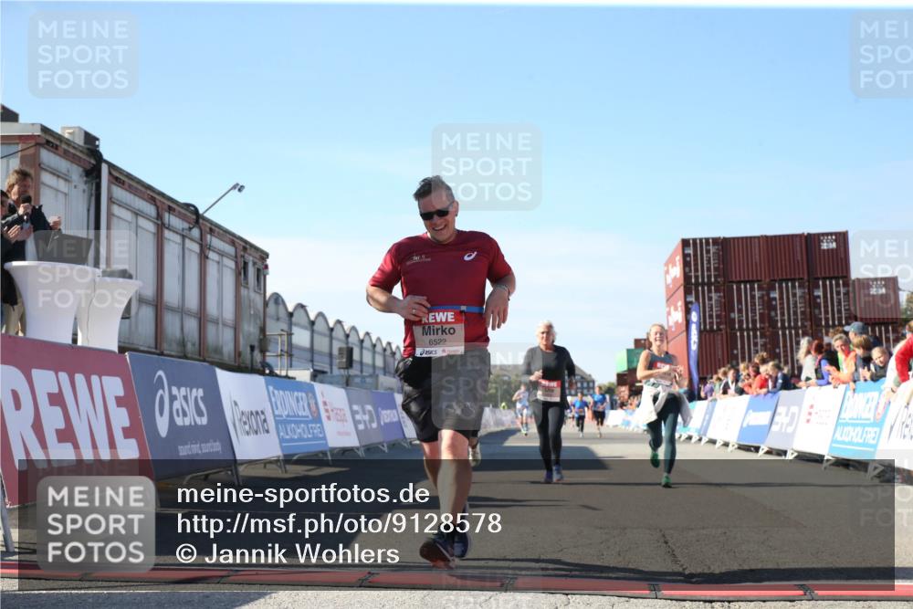 03.10.2025 - Köhlbrandbrückenlauf Jannik Wohlers http://msf.ph/oto/9128578 03.10.2025 13:40:00 Ziel 5264, 5484, 5487, 5565, 5566, 5831, 5832, 5835, 6399, 6400, 6401, 6403, 6522 meine-sportfotos.de