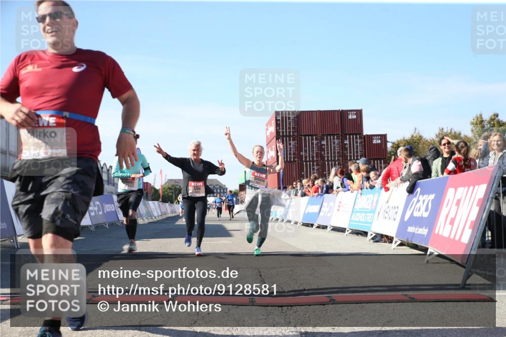 03.10.2025 - Köhlbrandbrückenlauf Jannik Wohlers http://msf.ph/oto/9128581 03.10.2025 13:40:01 Ziel 5264, 5484, 5487, 5565, 5566, 5831, 5832, 5835, 6399, 6400, 6401, 6403, 6522 meine-sportfotos.de