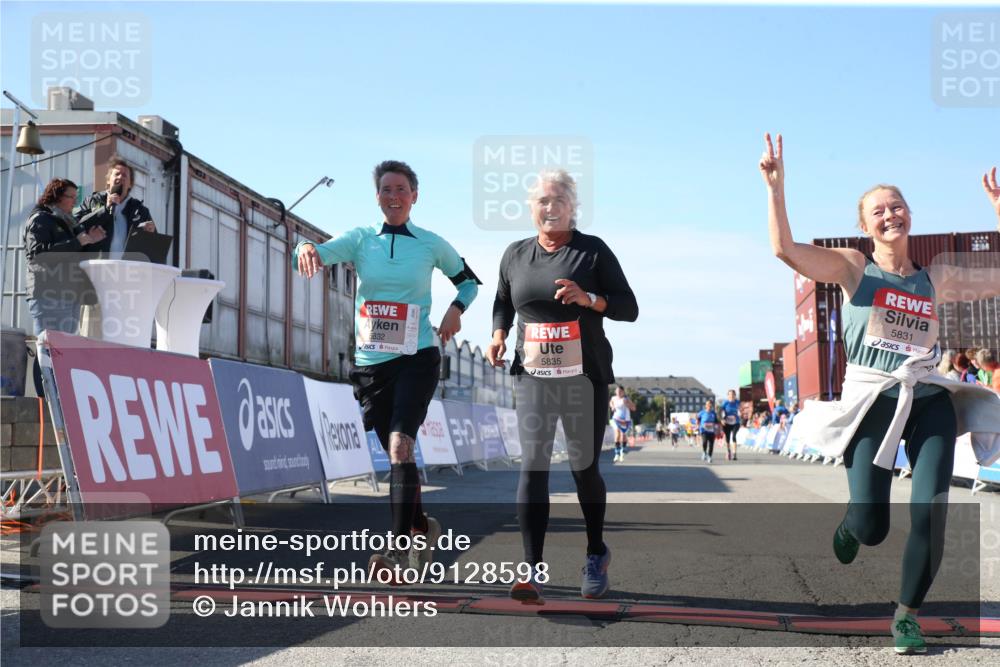 03.10.2025 - Köhlbrandbrückenlauf Jannik Wohlers http://msf.ph/oto/9128598 03.10.2025 13:40:02 Ziel 5484, 5487, 5565, 5566, 5831, 5832, 5835, 5990, 6399, 6400, 6401, 6403, 6522 meine-sportfotos.de