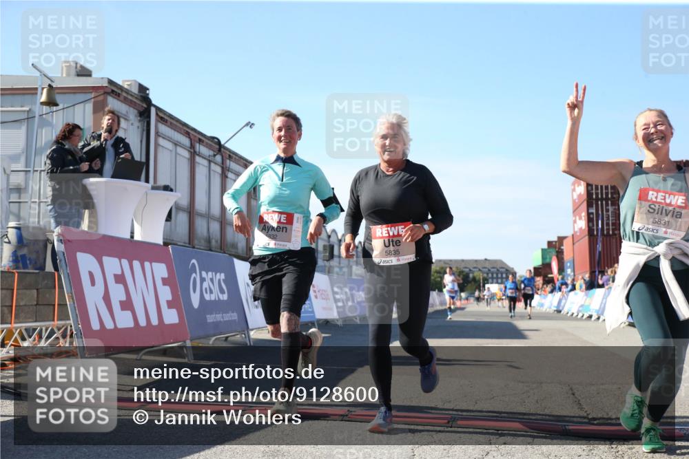 03.10.2025 - Köhlbrandbrückenlauf Jannik Wohlers http://msf.ph/oto/9128600 03.10.2025 13:40:02 Ziel 5484, 5487, 5565, 5566, 5831, 5832, 5835, 5990, 6399, 6400, 6401, 6403, 6522 meine-sportfotos.de
