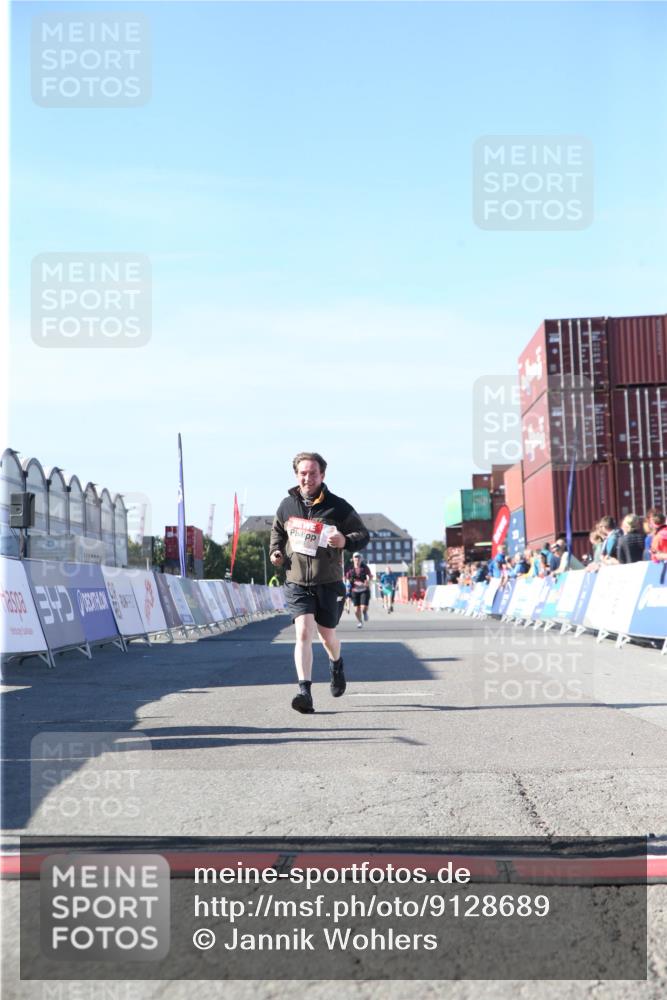 03.10.2025 - Köhlbrandbrückenlauf Jannik Wohlers http://msf.ph/oto/9128689 03.10.2025 13:40:39 Ziel 5270, 5558, 5613, 6245, 6278 meine-sportfotos.de