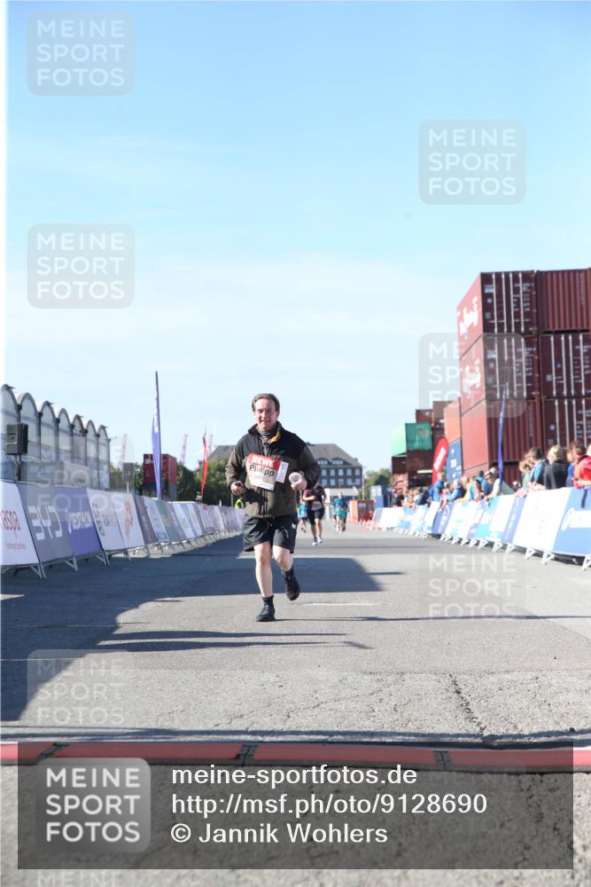 03.10.2025 - Köhlbrandbrückenlauf Jannik Wohlers http://msf.ph/oto/9128690 03.10.2025 13:40:39 Ziel 5270, 5558, 5613, 6245, 6278 meine-sportfotos.de