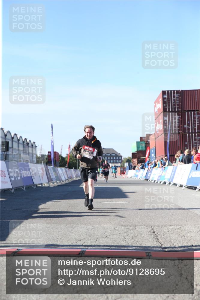 03.10.2025 - Köhlbrandbrückenlauf Jannik Wohlers http://msf.ph/oto/9128695 03.10.2025 13:40:40 Ziel 5270, 5558, 6245, 6278 meine-sportfotos.de