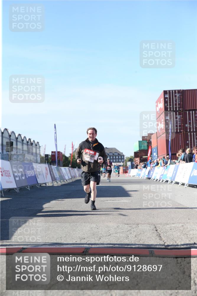 03.10.2025 - Köhlbrandbrückenlauf Jannik Wohlers http://msf.ph/oto/9128697 03.10.2025 13:40:40 Ziel 5270, 5558, 6245, 6278 meine-sportfotos.de