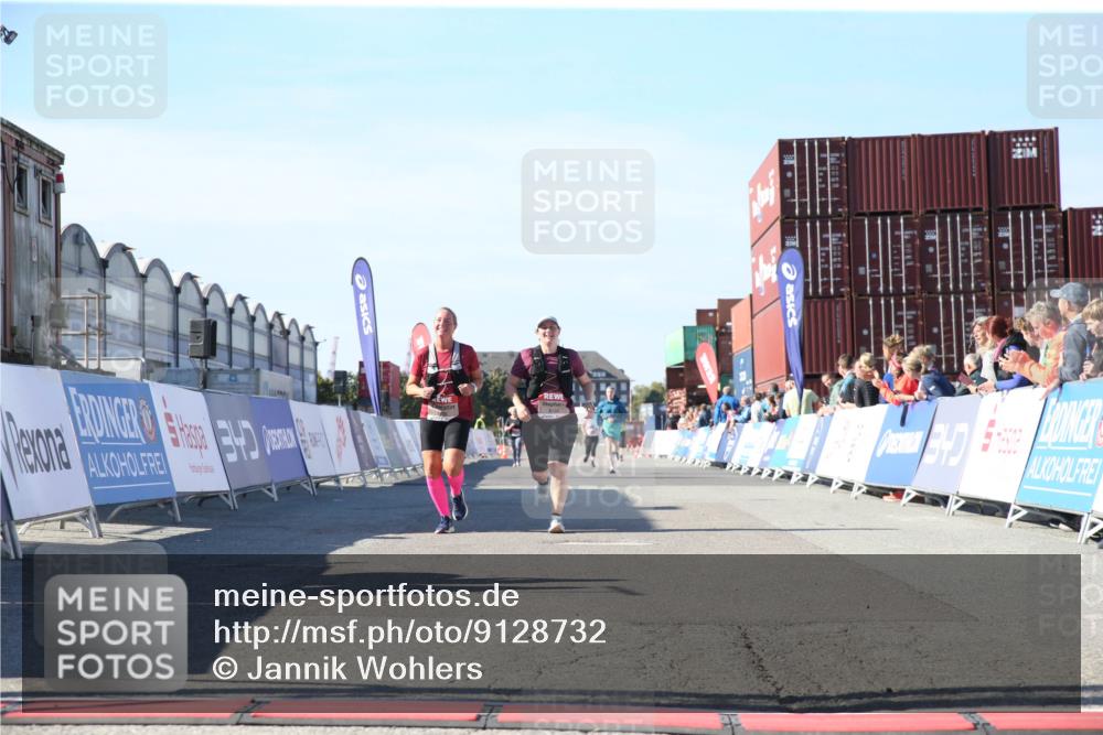 03.10.2025 - Köhlbrandbrückenlauf Jannik Wohlers http://msf.ph/oto/9128732 03.10.2025 13:40:47 Ziel 5558, 6134, 6135 meine-sportfotos.de