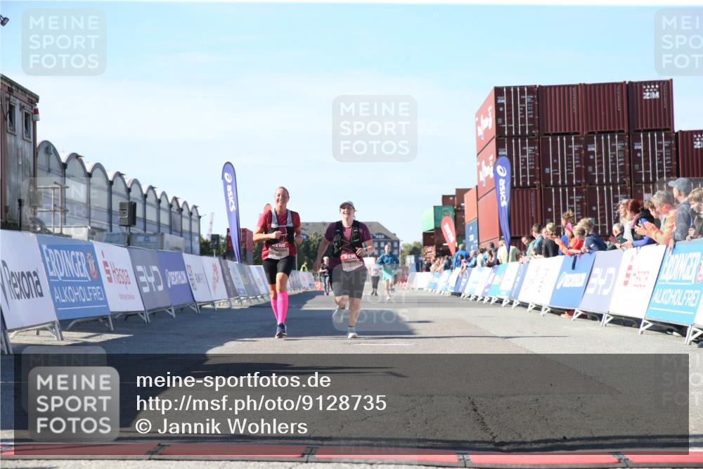 03.10.2025 - Köhlbrandbrückenlauf Jannik Wohlers http://msf.ph/oto/9128735 03.10.2025 13:40:47 Ziel 5558, 6134, 6135 meine-sportfotos.de