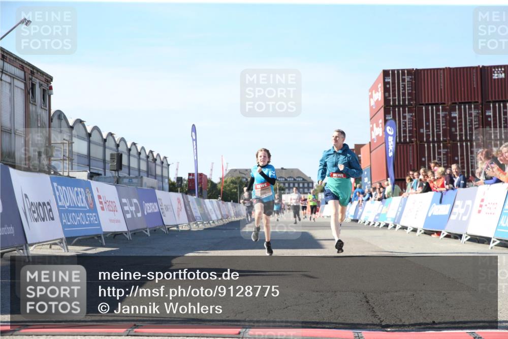 03.10.2025 - Köhlbrandbrückenlauf Jannik Wohlers http://msf.ph/oto/9128775 03.10.2025 13:40:53 Ziel 5495, 5496, 6134, 6135 meine-sportfotos.de