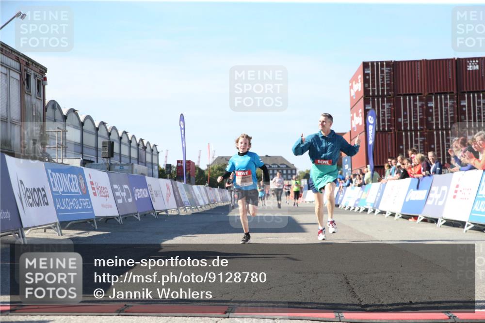 03.10.2025 - Köhlbrandbrückenlauf Jannik Wohlers http://msf.ph/oto/9128780 03.10.2025 13:40:53 Ziel 5495, 5496, 6134, 6135 meine-sportfotos.de