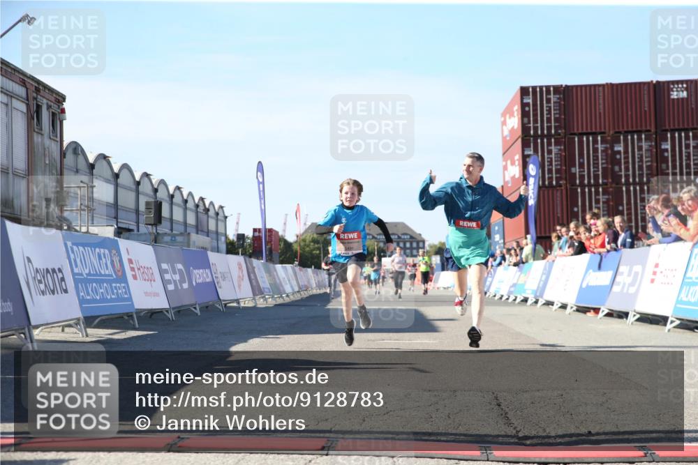 03.10.2025 - Köhlbrandbrückenlauf Jannik Wohlers http://msf.ph/oto/9128783 03.10.2025 13:40:53 Ziel 5495, 5496, 6134, 6135 meine-sportfotos.de