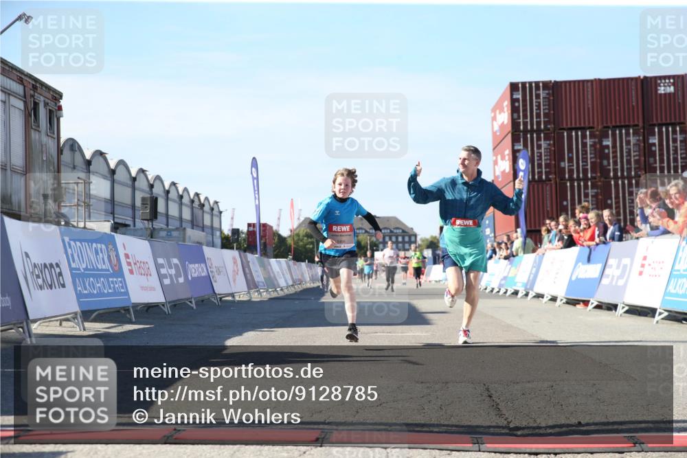 03.10.2025 - Köhlbrandbrückenlauf Jannik Wohlers http://msf.ph/oto/9128785 03.10.2025 13:40:53 Ziel 5495, 5496, 6134, 6135 meine-sportfotos.de