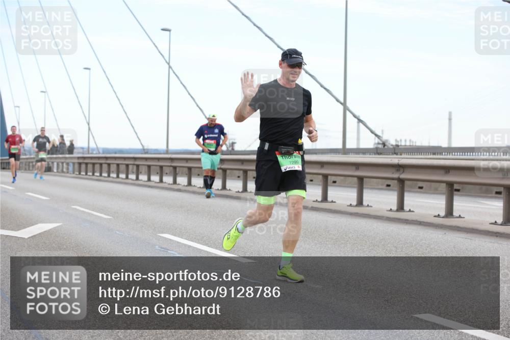 03.10.2025 - Köhlbrandbrückenlauf Lena Gebhardt http://msf.ph/oto/9128786 03.10.2025 15:23:40 Position 2 7299 meine-sportfotos.de