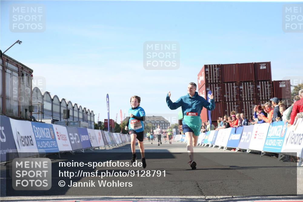 03.10.2025 - Köhlbrandbrückenlauf Jannik Wohlers http://msf.ph/oto/9128791 03.10.2025 13:40:53 Ziel 5495, 5496, 6134, 6135 meine-sportfotos.de
