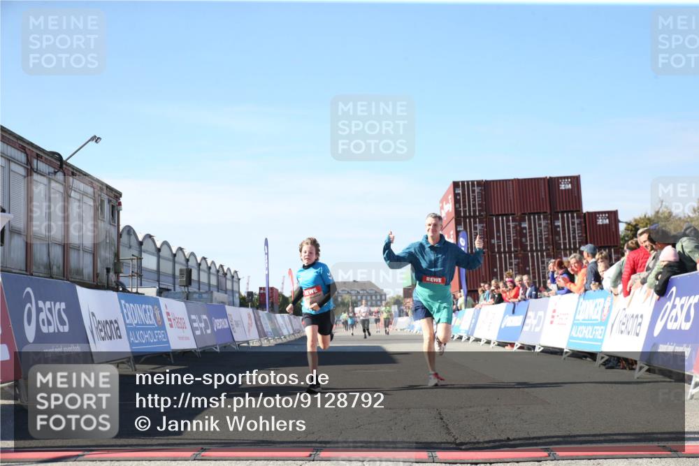 03.10.2025 - Köhlbrandbrückenlauf Jannik Wohlers http://msf.ph/oto/9128792 03.10.2025 13:40:53 Ziel 5495, 5496, 6134, 6135 meine-sportfotos.de