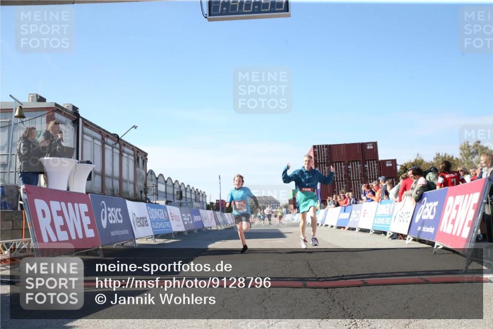 03.10.2025 - Köhlbrandbrückenlauf Jannik Wohlers http://msf.ph/oto/9128796 03.10.2025 13:40:54 Ziel 5495, 5496, 6134, 6135 meine-sportfotos.de