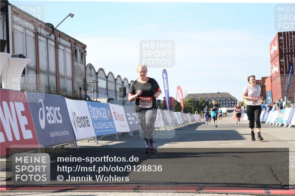 03.10.2025 - Köhlbrandbrückenlauf Jannik Wohlers http://msf.ph/oto/9128836 03.10.2025 13:41:03 Ziel 5495, 5496, 6317, 6437 meine-sportfotos.de