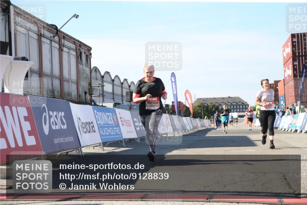 03.10.2025 - Köhlbrandbrückenlauf Jannik Wohlers http://msf.ph/oto/9128839 03.10.2025 13:41:03 Ziel 5495, 5496, 6317, 6437 meine-sportfotos.de