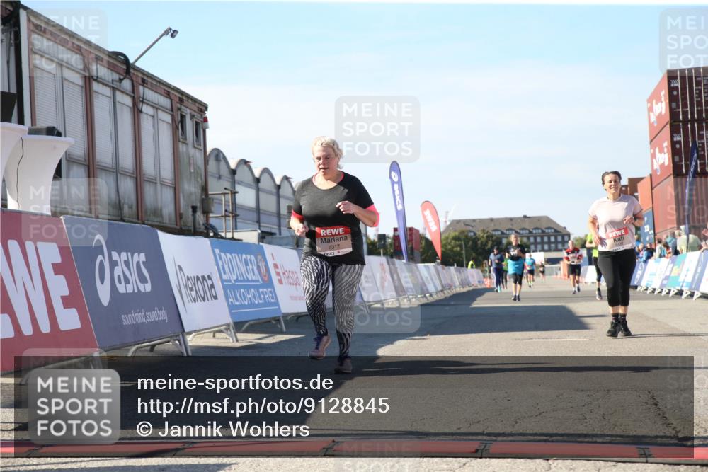 03.10.2025 - Köhlbrandbrückenlauf Jannik Wohlers http://msf.ph/oto/9128845 03.10.2025 13:41:03 Ziel 5495, 5496, 6317, 6437 meine-sportfotos.de