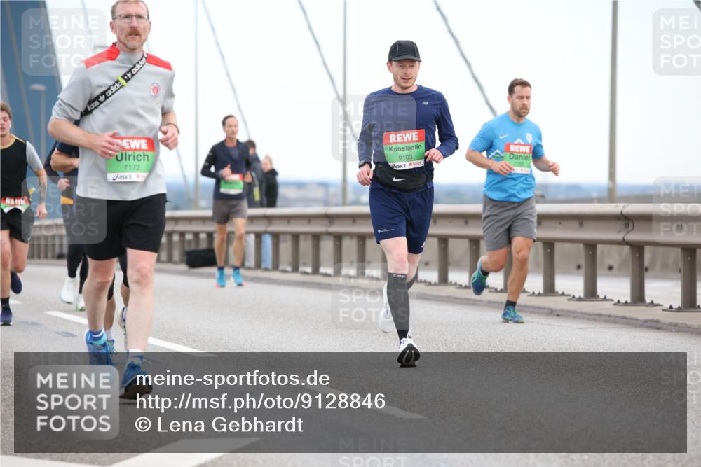 03.10.2025 - Köhlbrandbrückenlauf Lena Gebhardt http://msf.ph/oto/9128846 03.10.2025 15:23:52 Position 2 7172, 9103, 7102 meine-sportfotos.de