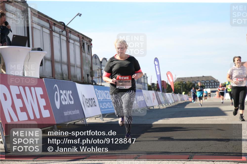 03.10.2025 - Köhlbrandbrückenlauf Jannik Wohlers http://msf.ph/oto/9128847 03.10.2025 13:41:04 Ziel 5495, 5496, 6317, 6437 meine-sportfotos.de