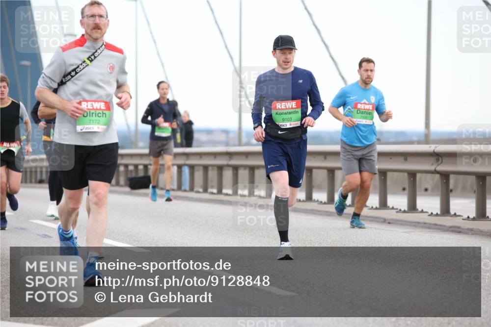 03.10.2025 - Köhlbrandbrückenlauf Lena Gebhardt http://msf.ph/oto/9128848 03.10.2025 15:23:52 Position 2 7172, 9103, 7102 meine-sportfotos.de