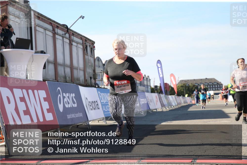 03.10.2025 - Köhlbrandbrückenlauf Jannik Wohlers http://msf.ph/oto/9128849 03.10.2025 13:41:04 Ziel 5495, 5496, 6317, 6437 meine-sportfotos.de