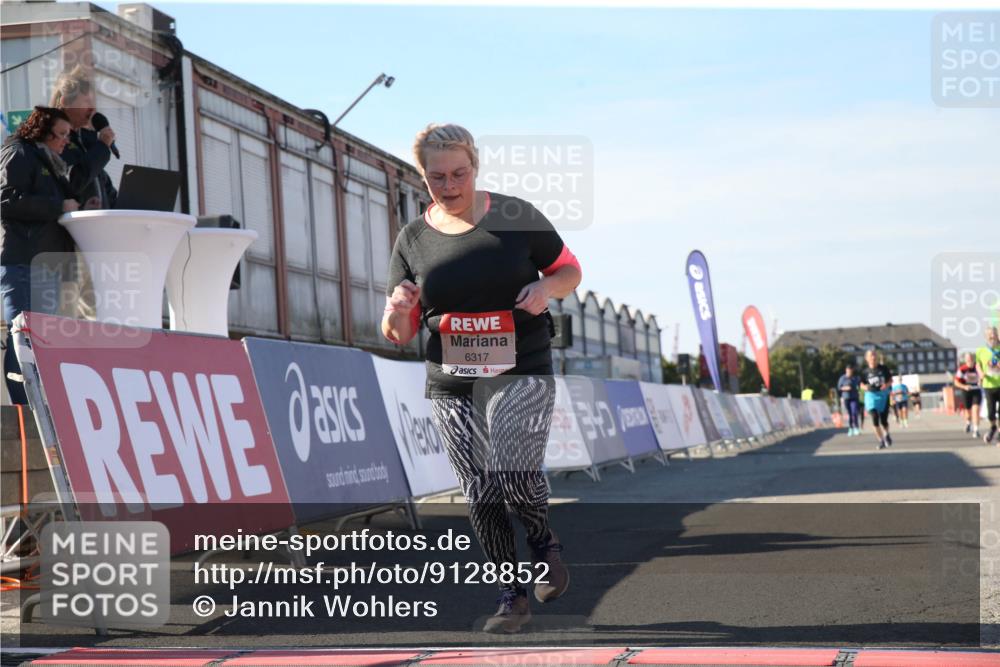 03.10.2025 - Köhlbrandbrückenlauf Jannik Wohlers http://msf.ph/oto/9128852 03.10.2025 13:41:04 Ziel 5495, 5496, 6317, 6437 meine-sportfotos.de