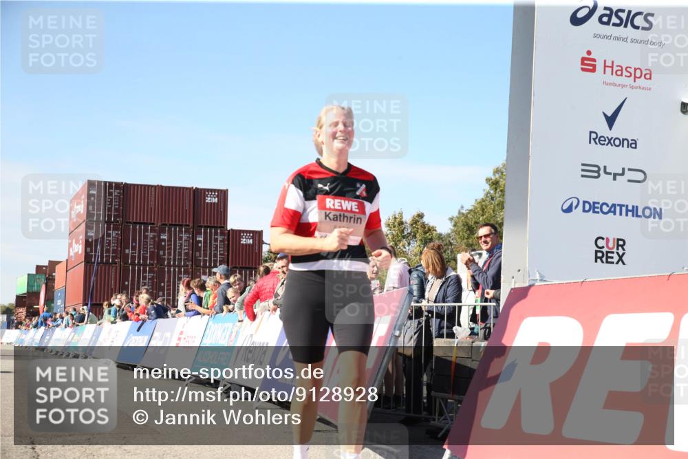 03.10.2025 - Köhlbrandbrückenlauf Jannik Wohlers http://msf.ph/oto/9128928 03.10.2025 13:41:18 Ziel 5116, 5121, 5197, 5421 meine-sportfotos.de