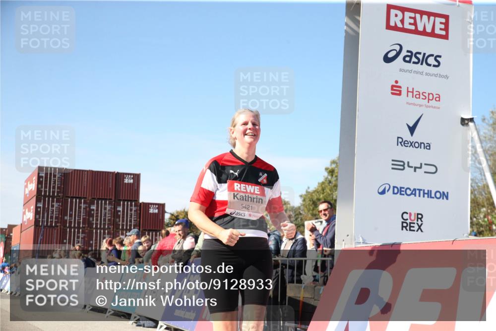 03.10.2025 - Köhlbrandbrückenlauf Jannik Wohlers http://msf.ph/oto/9128933 03.10.2025 13:41:18 Ziel 5116, 5121, 5197, 5421 meine-sportfotos.de