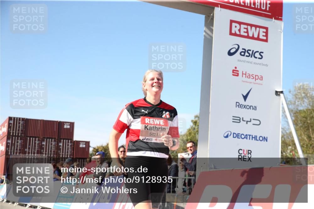 03.10.2025 - Köhlbrandbrückenlauf Jannik Wohlers http://msf.ph/oto/9128935 03.10.2025 13:41:18 Ziel 5116, 5121, 5197, 5421 meine-sportfotos.de