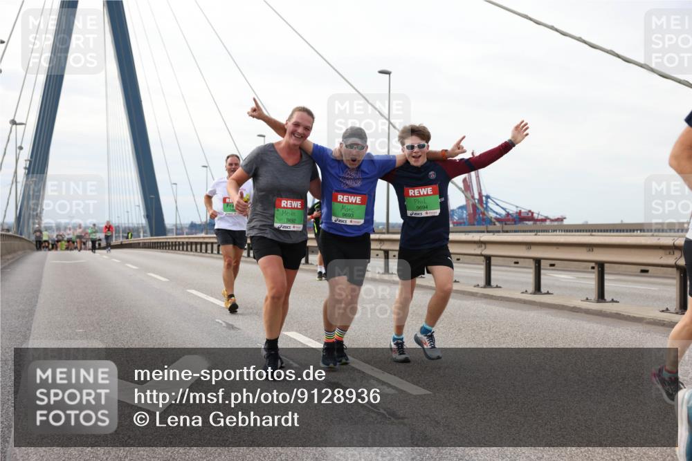 03.10.2025 - Köhlbrandbrückenlauf Lena Gebhardt http://msf.ph/oto/9128936 03.10.2025 16:03:00 Position 2 9692, 9693, 9694 meine-sportfotos.de