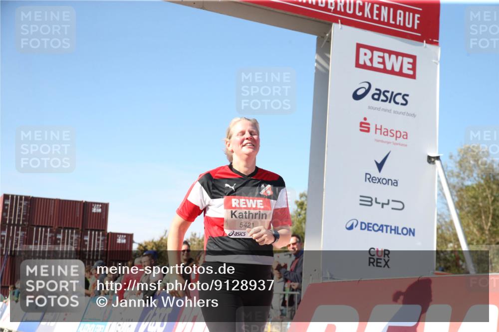 03.10.2025 - Köhlbrandbrückenlauf Jannik Wohlers http://msf.ph/oto/9128937 03.10.2025 13:41:18 Ziel 5116, 5121, 5197, 5421 meine-sportfotos.de