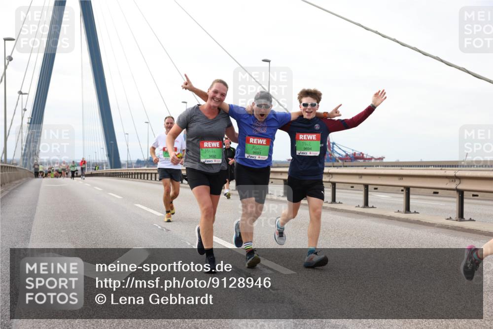 03.10.2025 - Köhlbrandbrückenlauf Lena Gebhardt http://msf.ph/oto/9128946 03.10.2025 16:03:00 Position 2 9692, 9693, 9694 meine-sportfotos.de