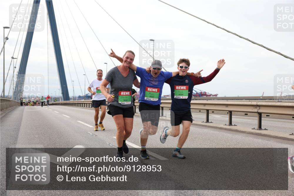 03.10.2025 - Köhlbrandbrückenlauf Lena Gebhardt http://msf.ph/oto/9128953 03.10.2025 16:03:00 Position 2 9693, 9692, 9694 meine-sportfotos.de