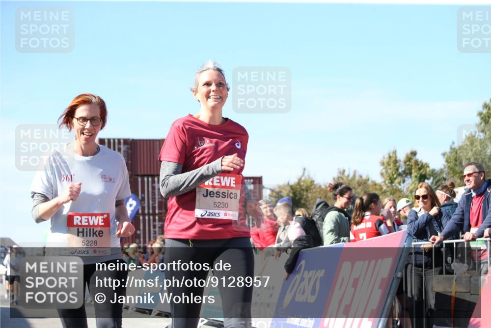 03.10.2025 - Köhlbrandbrückenlauf Jannik Wohlers http://msf.ph/oto/9128957 03.10.2025 13:41:39 Ziel 4894, 5228, 5230, 6462 meine-sportfotos.de