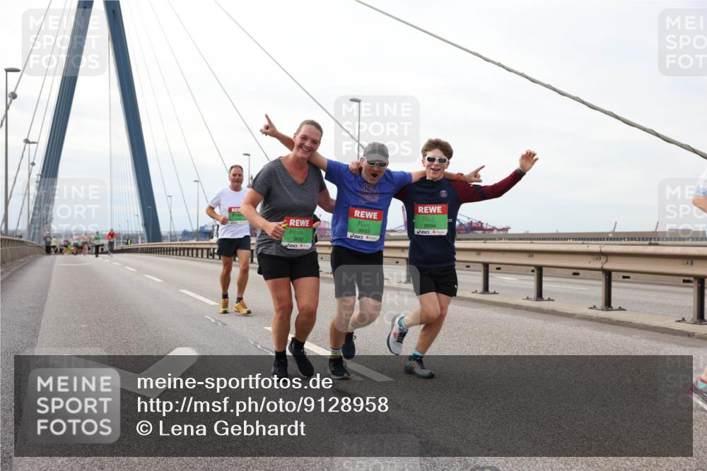 03.10.2025 - Köhlbrandbrückenlauf Lena Gebhardt http://msf.ph/oto/9128958 03.10.2025 16:03:00 Position 2 9692, 9693, 9694 meine-sportfotos.de