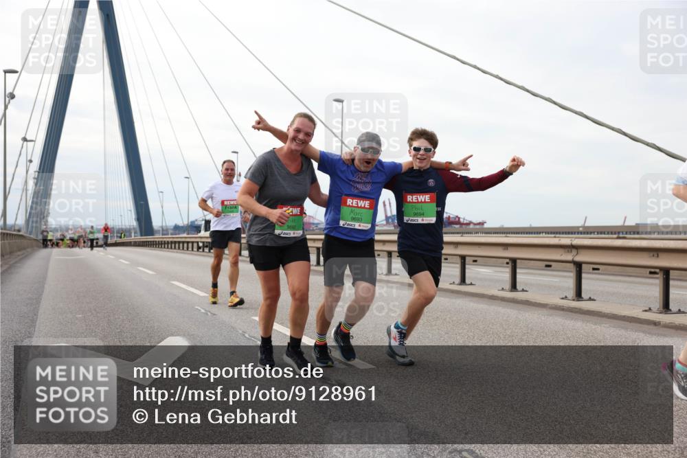 03.10.2025 - Köhlbrandbrückenlauf Lena Gebhardt http://msf.ph/oto/9128961 03.10.2025 16:03:00 Position 2 9692, 9693, 9694 meine-sportfotos.de