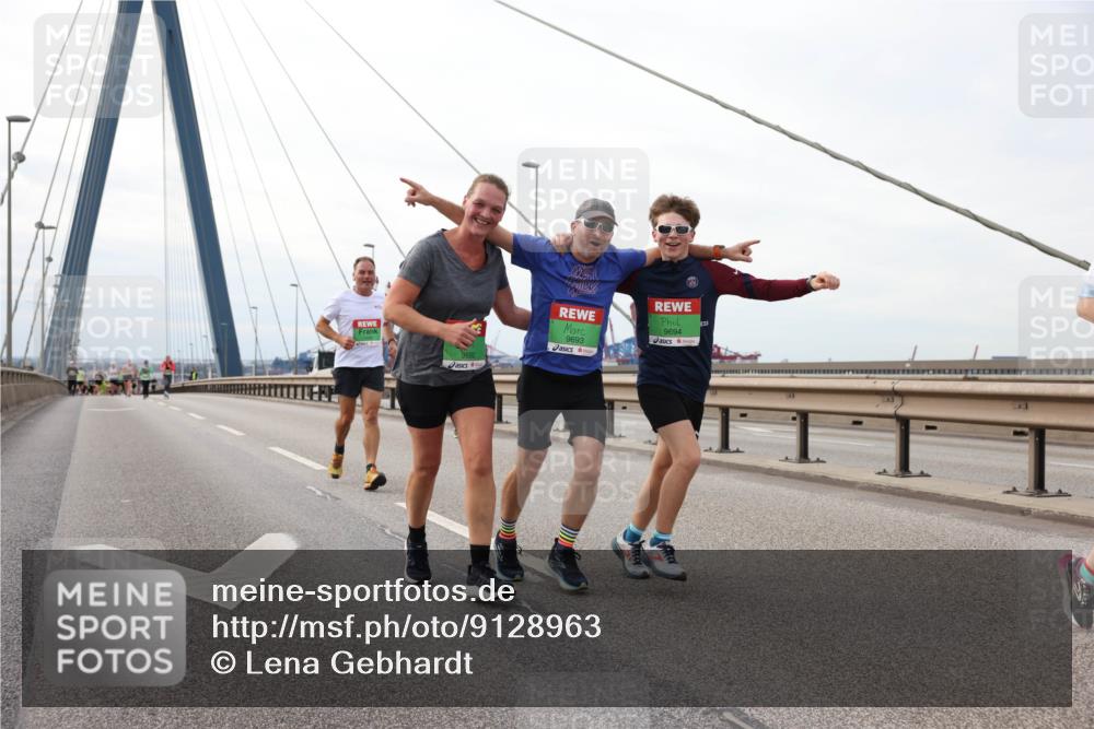 03.10.2025 - Köhlbrandbrückenlauf Lena Gebhardt http://msf.ph/oto/9128963 03.10.2025 16:03:00 Position 2 9693, 9694, 9692 meine-sportfotos.de